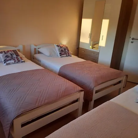 S Bazenom Anastazija 빌라