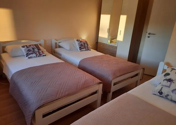 S Bazenom Anastazija 빌라